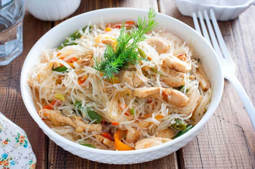 Як приготувати фунчозу з куркою вдома – перевірені поради