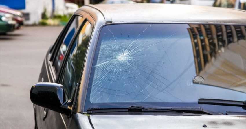 Тріщина на лобовому склі: як швидко врятувати авто та уникнути заміни