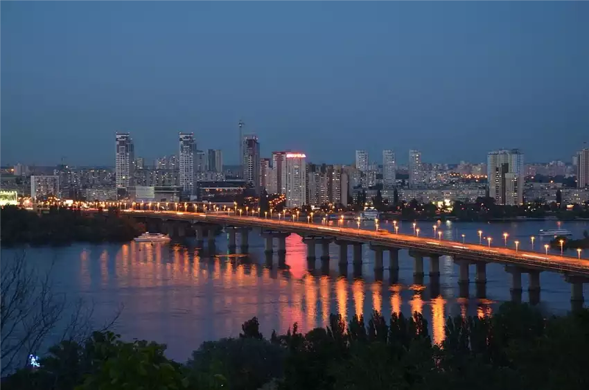 Чи можна проїхати мостом Патона під час тривоги у Києві в 2026 році?