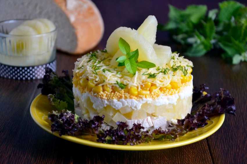 Салат з ананасами, куркою і сиром: секрети популярності